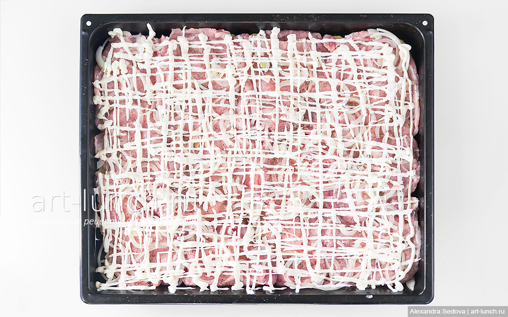 Шаг 10: Покрываем тонким слоем майонеза